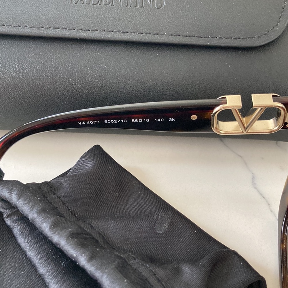 BN VALENTINO SUNGLASSES. - Picture 8 of 9